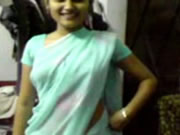 Ινδική κορίτσι σε Saree παραπλάνηση