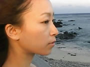 Ιαπωνία κορίτσι περπατά στην παραλία
