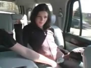 Το κορίτσι γαμιέται στο πίσω μέρος ενός αυτοκινήτου