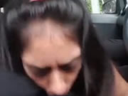 Ινδική κορίτσι δίνοντας Bj αυτοκινήτου