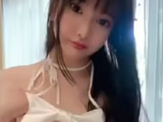 Ασιατικά τεράστια στήθη κορίτσι Selfie ζυμώνει θηλές