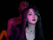 Ασιατική ομορφιά και μαύροι άνδρες χορεύουν