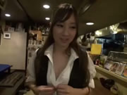 Ιαπωνικό εστιατόριο μοναχική σερβιτόρα